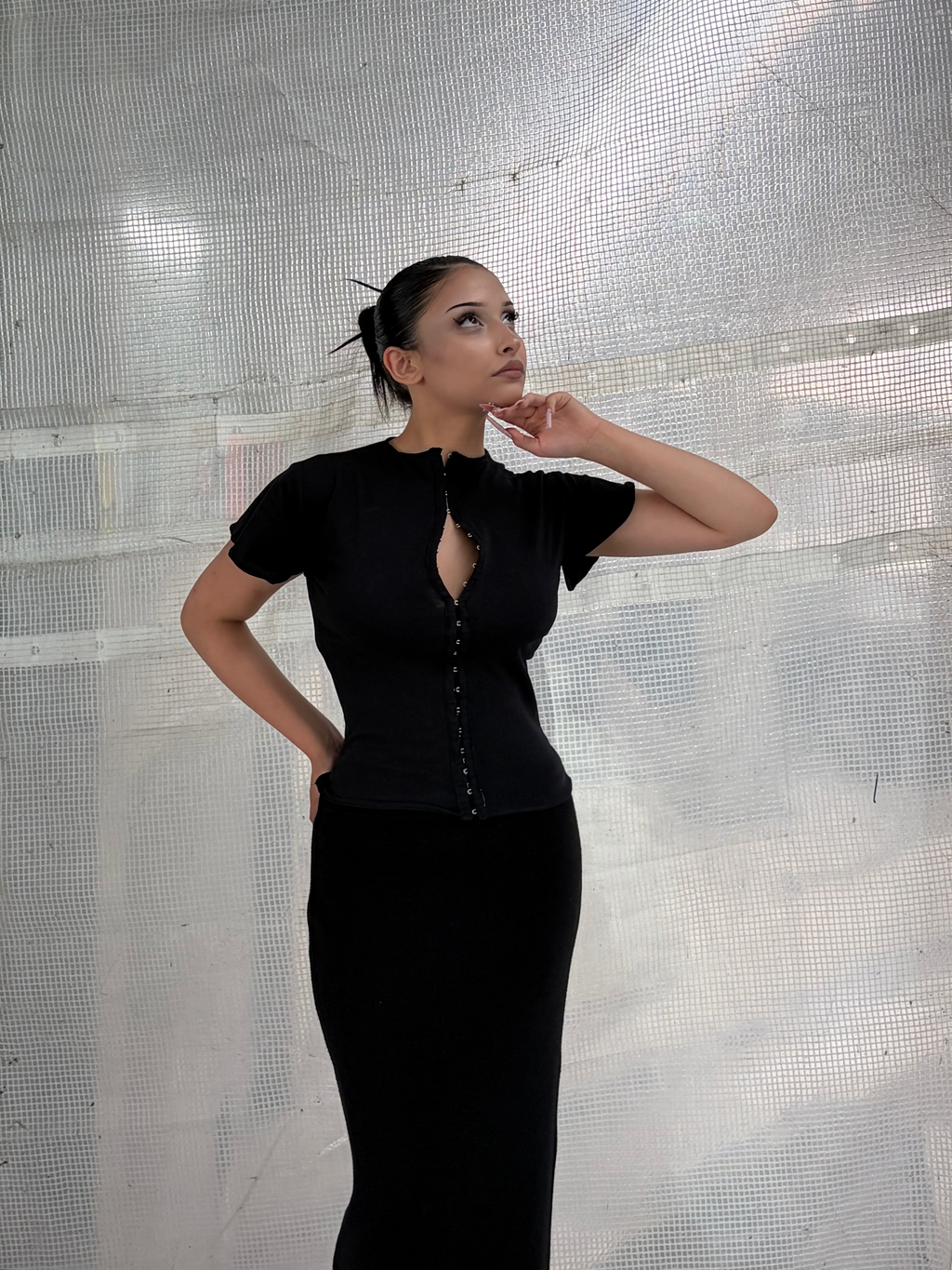 Top à crochets noir KIORA - détail crochets argentés et décolleté ouvert