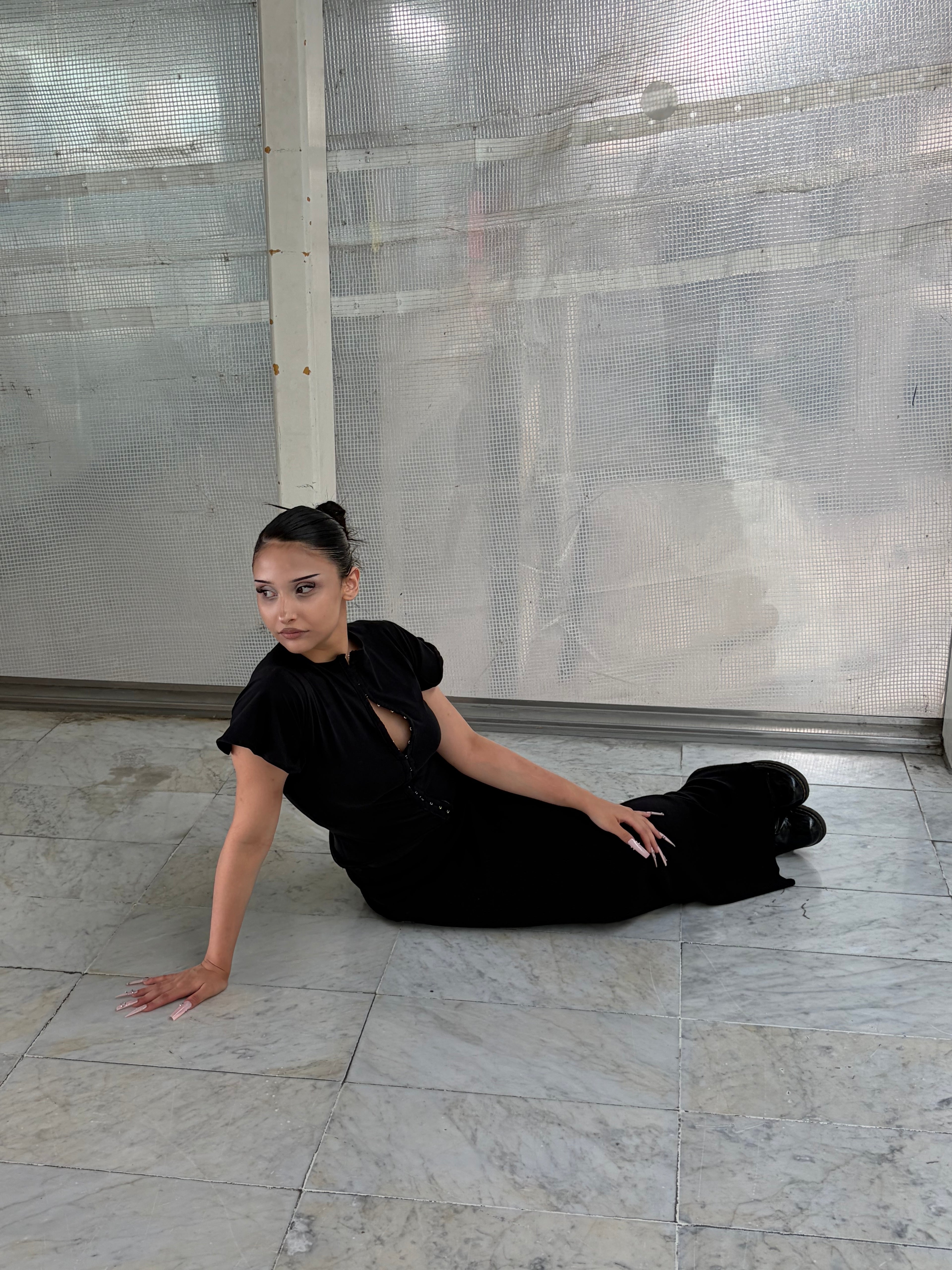 Top à crochets noir KIORA - vue trois quarts, coupe ajustée taille marquée
