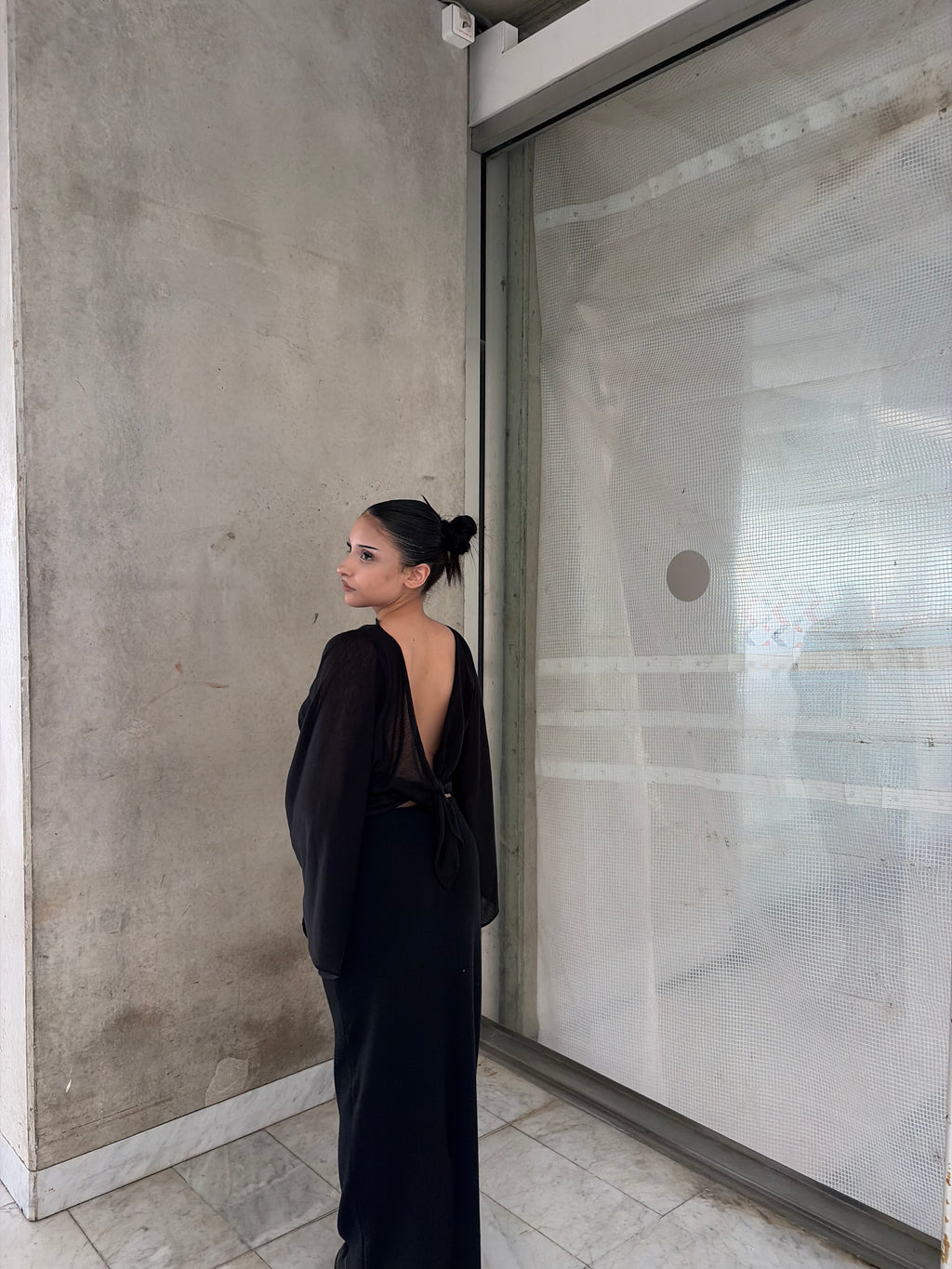 Kimono transparent noir KIORA - look manches chauve-souris dos nu top modulable