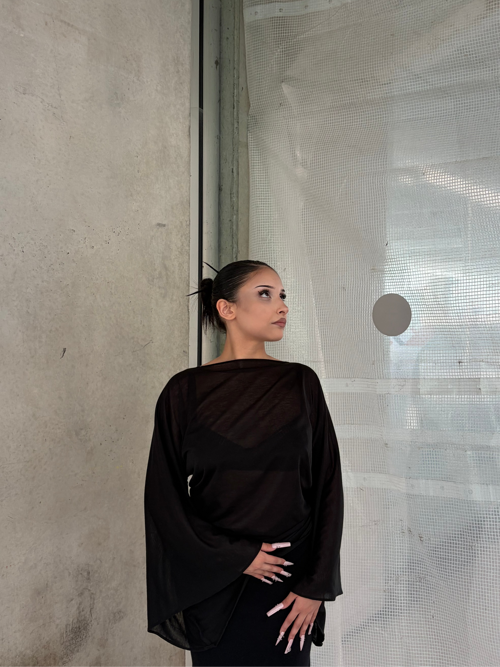 Kimono transparent noir KIORA - look manches chauve-souris porté à l'envers comme un top dos nu