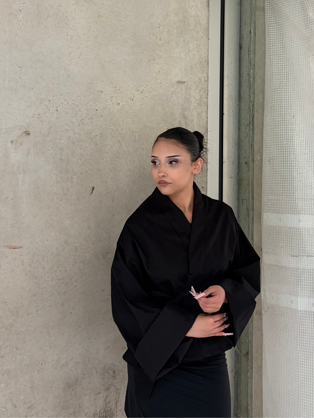 Veste Kimono noire KIORA - vue de profil, coupe structurée oversize
