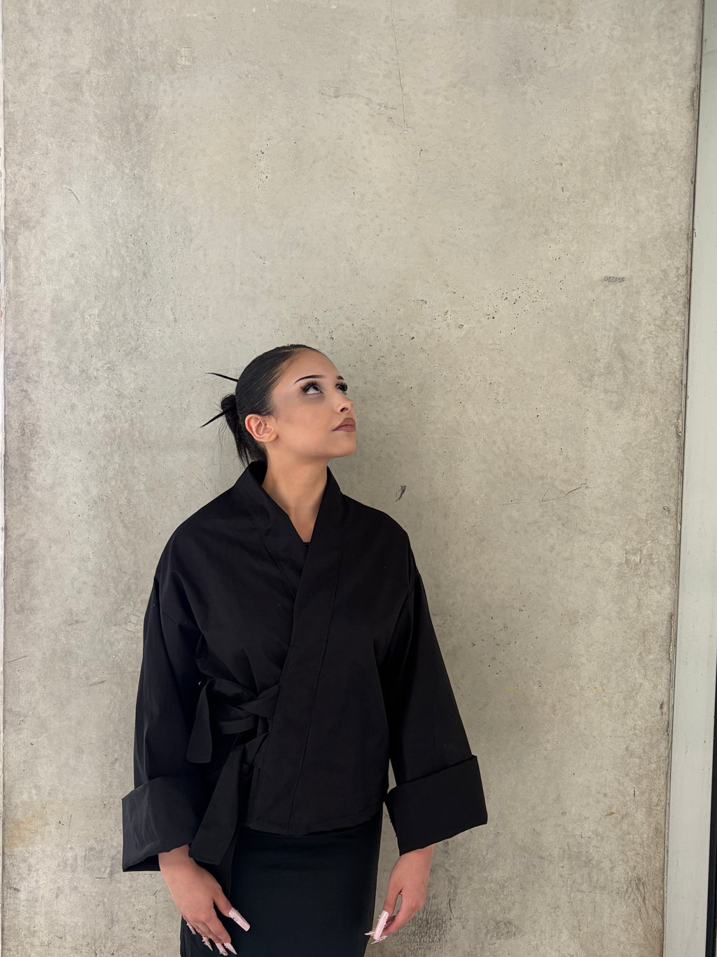 Veste Kimono noire KIORA - vue de face, coupe structurée oversize
