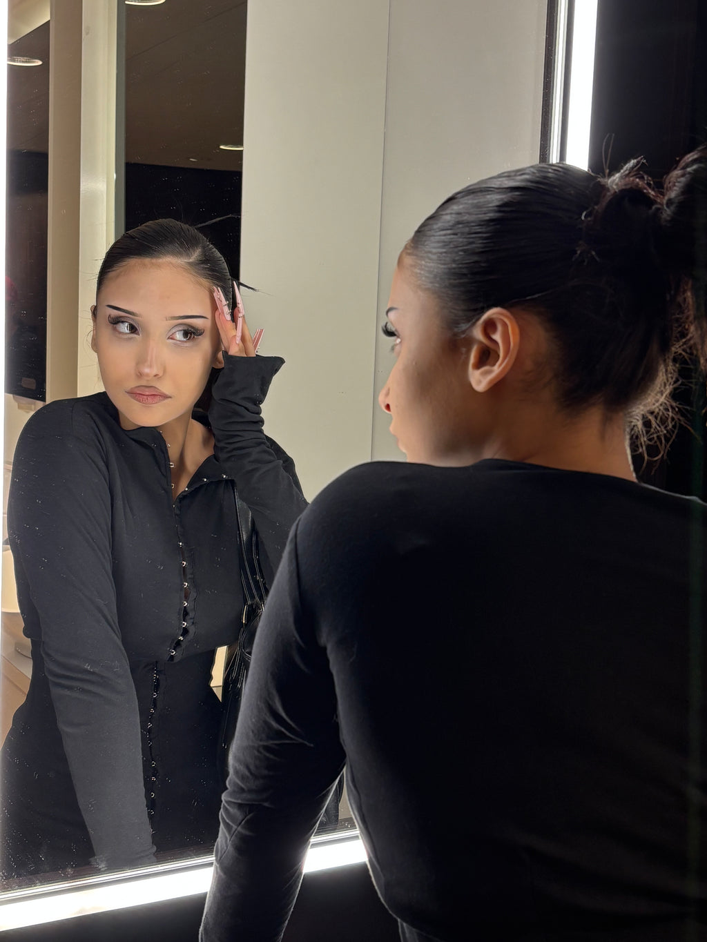 Robe à crochets noire KIORA - silhouette complète, coupe moulante longue zoom détail