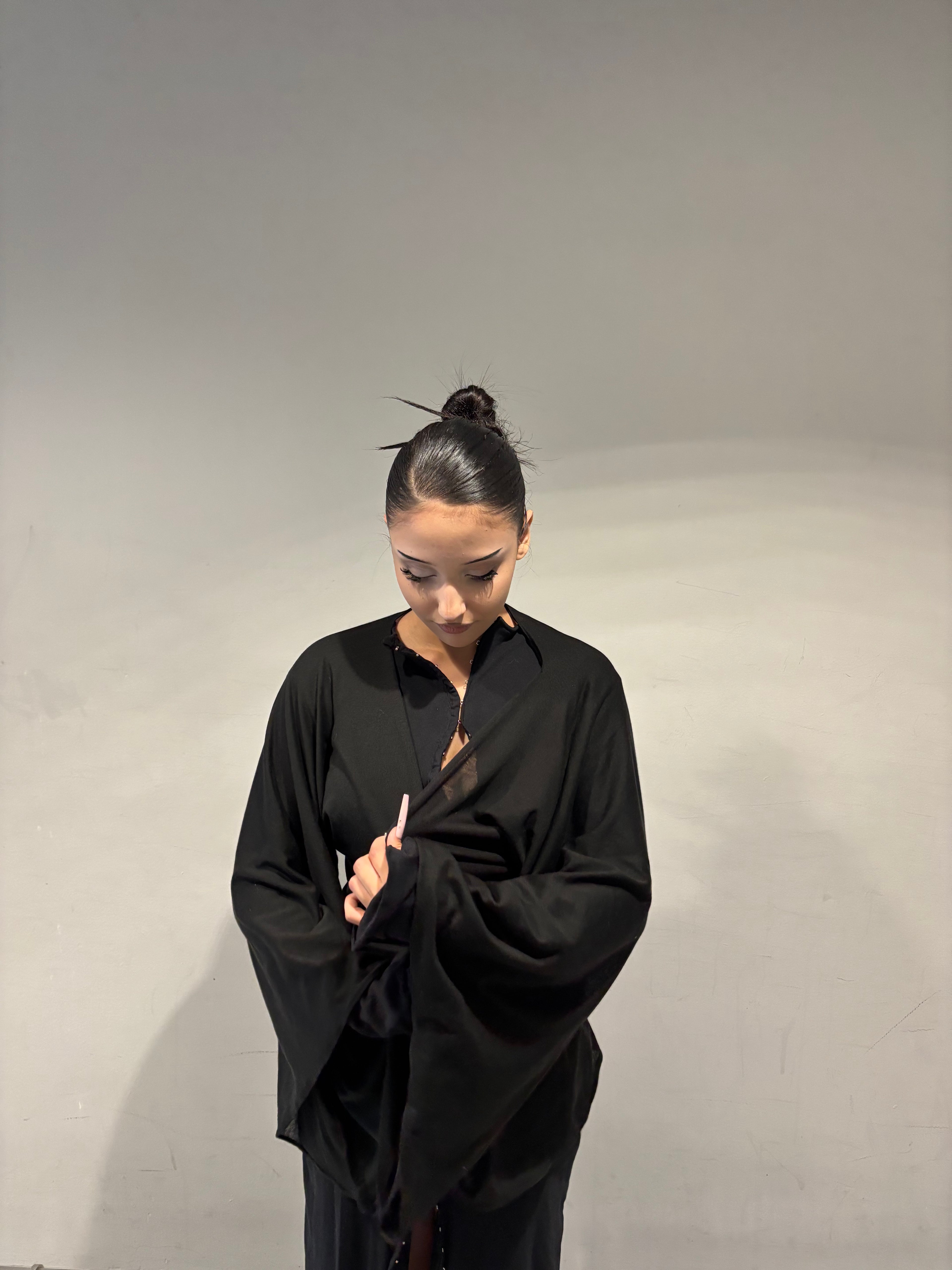 Kimono transparent noir KIORA - look manches chauve-souris fermé croisé