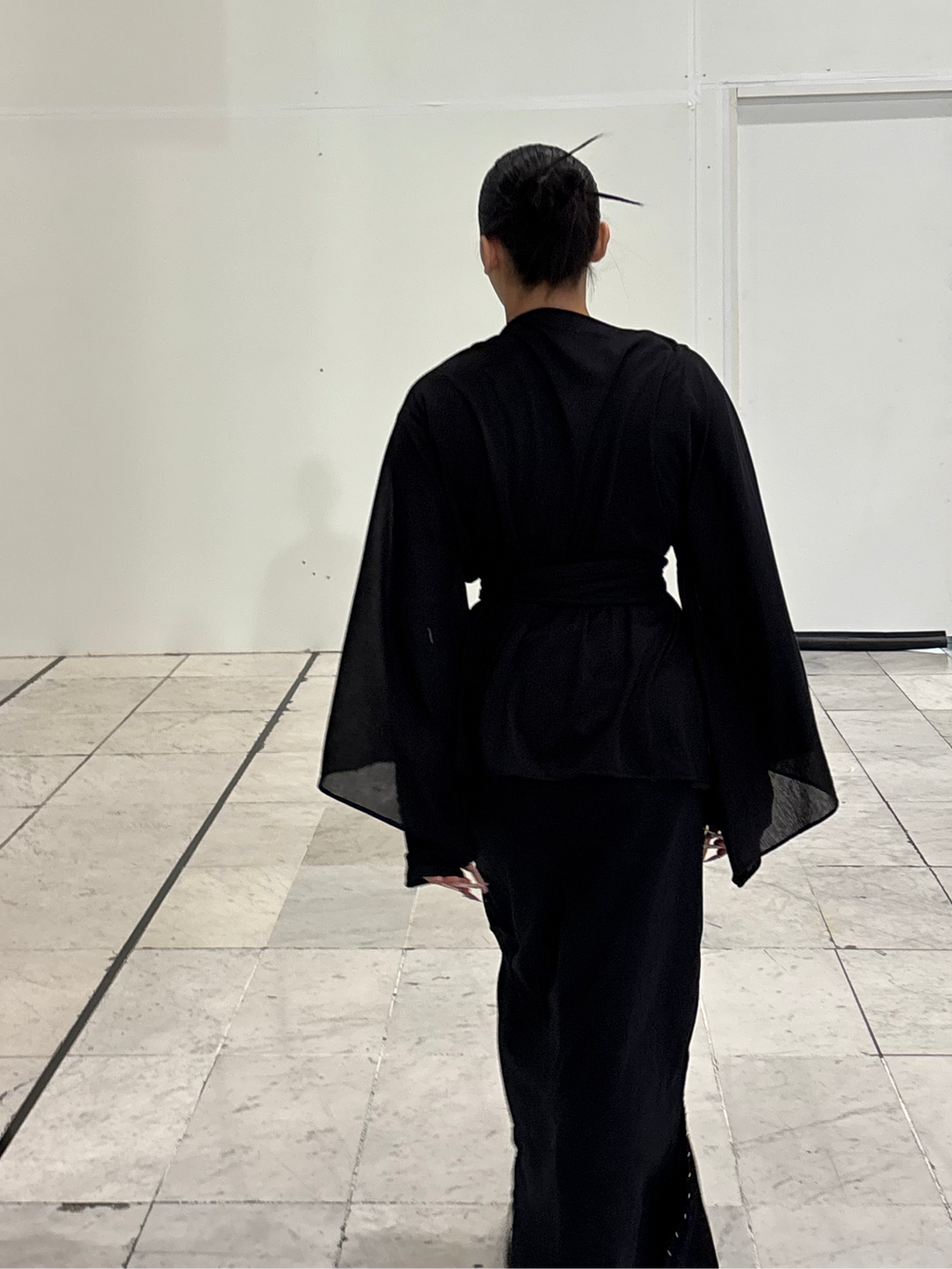 Kimono transparent noir KIORA - look manches chauve-souris de dos 