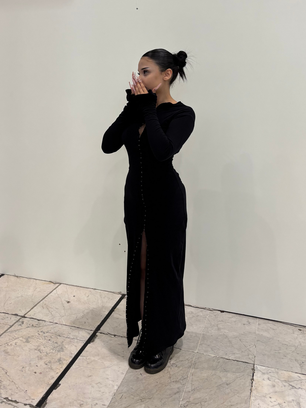Robe à crochets noire KIORA - silhouette complète, coupe moulante longue