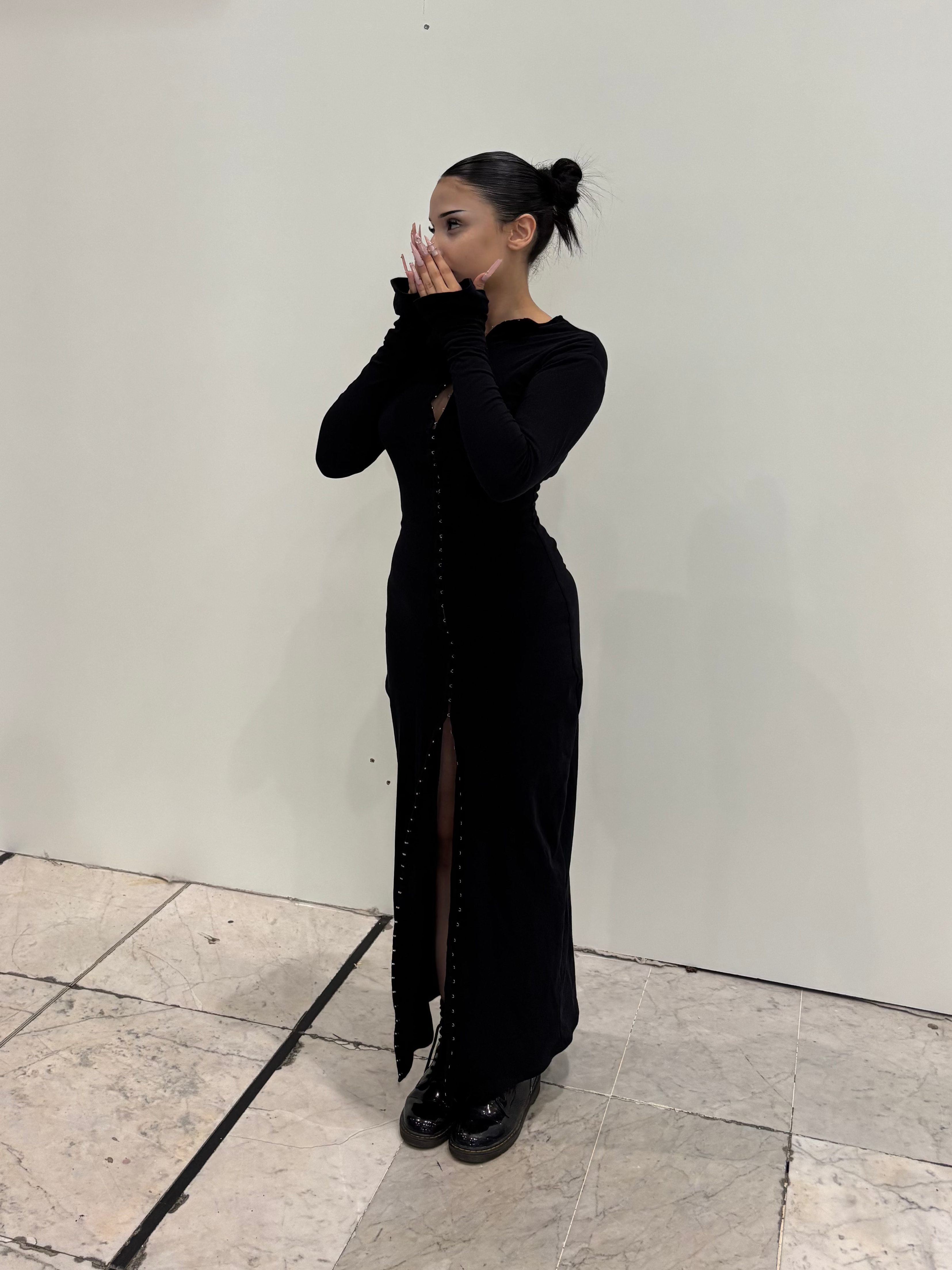 Robe à crochets noire KIORA - silhouette complète, coupe moulante longue