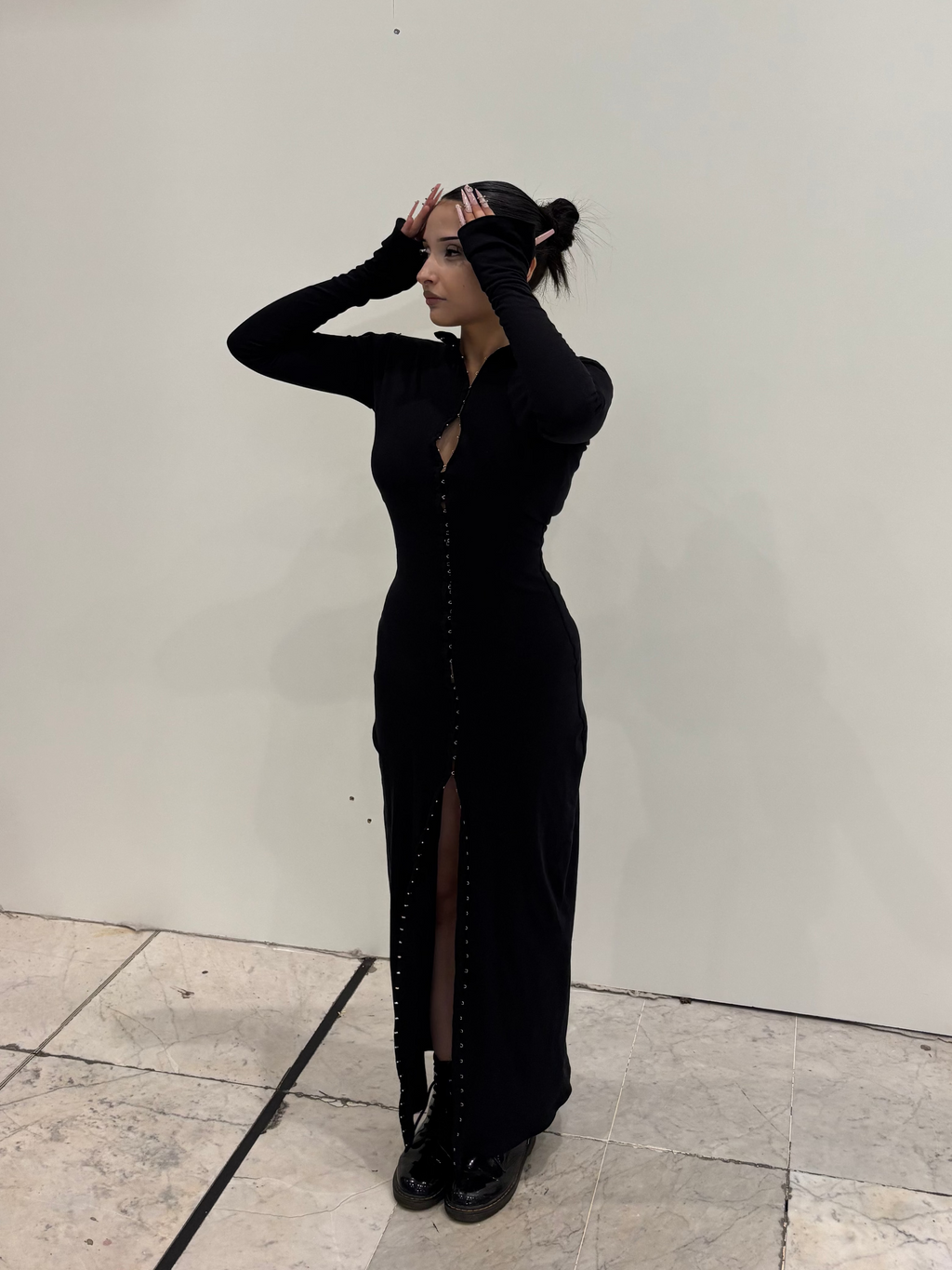Robe à crochets noire KIORA - vue trois quarts, manches longues ajustées