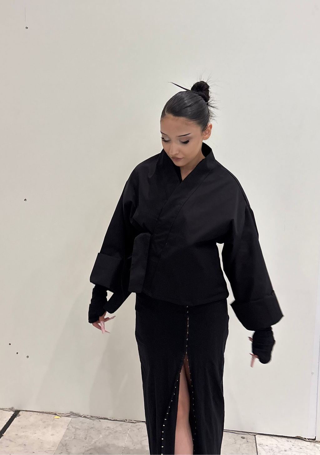 Veste Kimono noire KIORA - vue face complète, superposition tenue noire