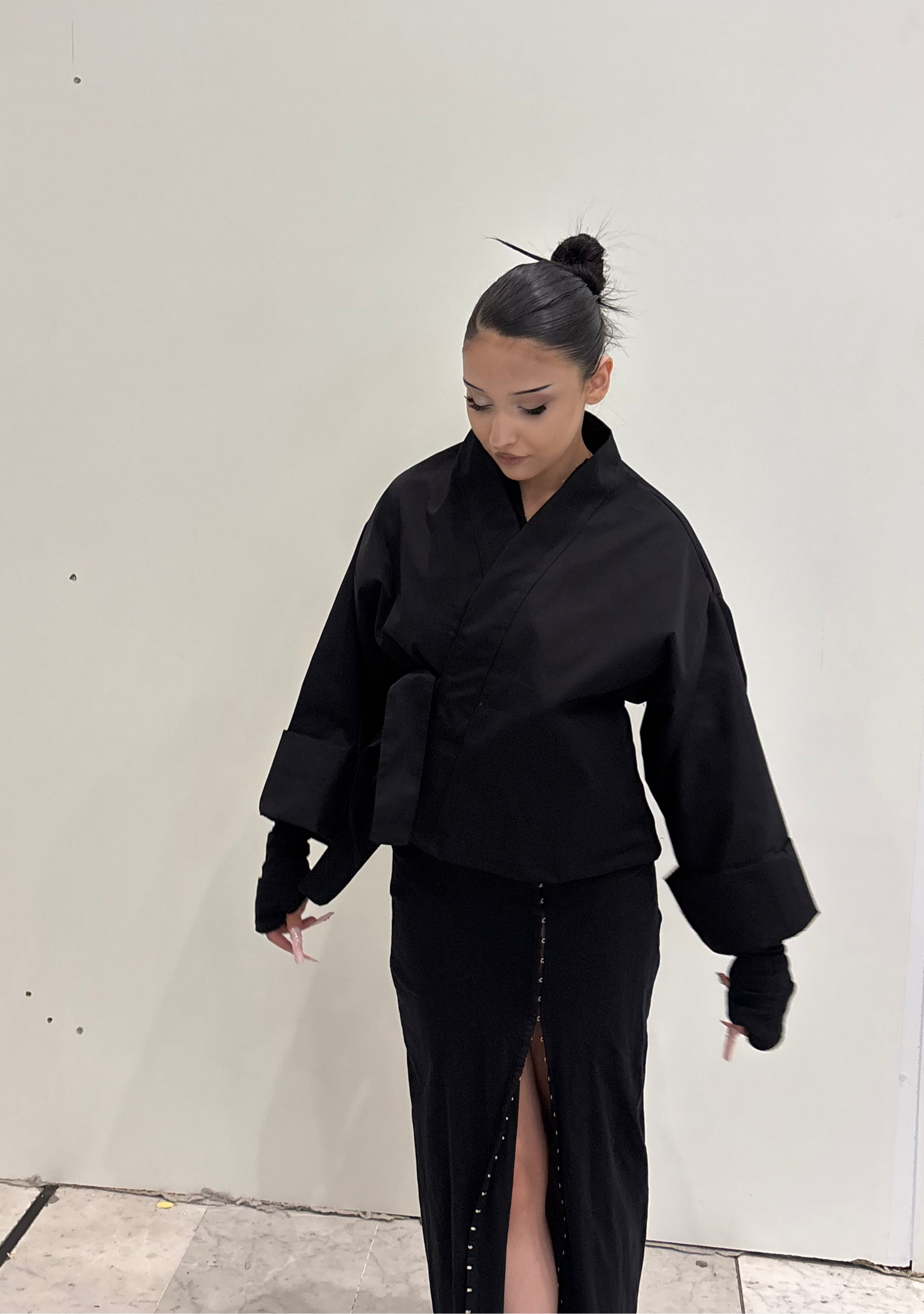 Veste Kimono noire KIORA - vue face complète, superposition tenue noire