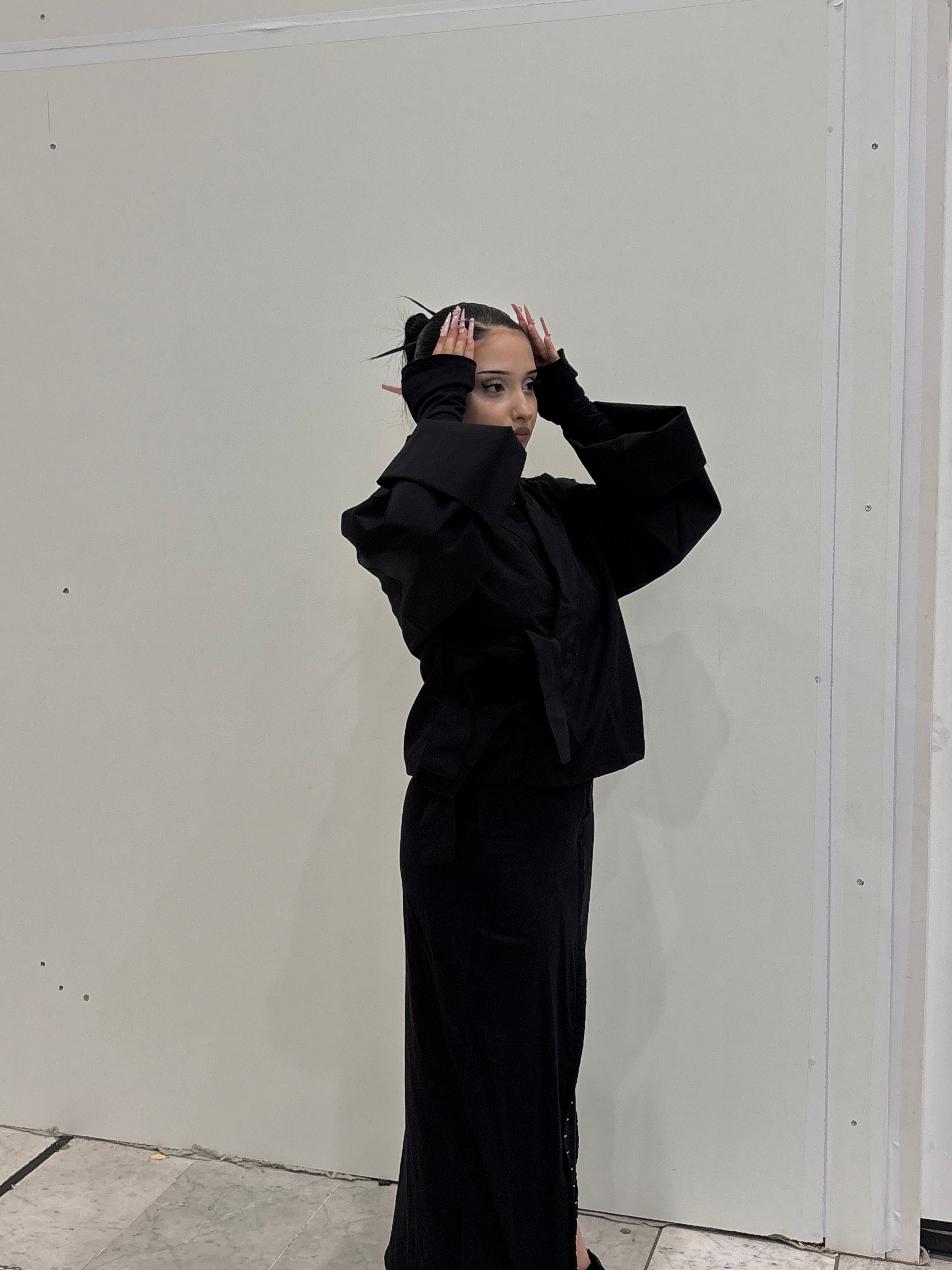 Veste Kimono noire KIORA - vue de coté complète, large oversize