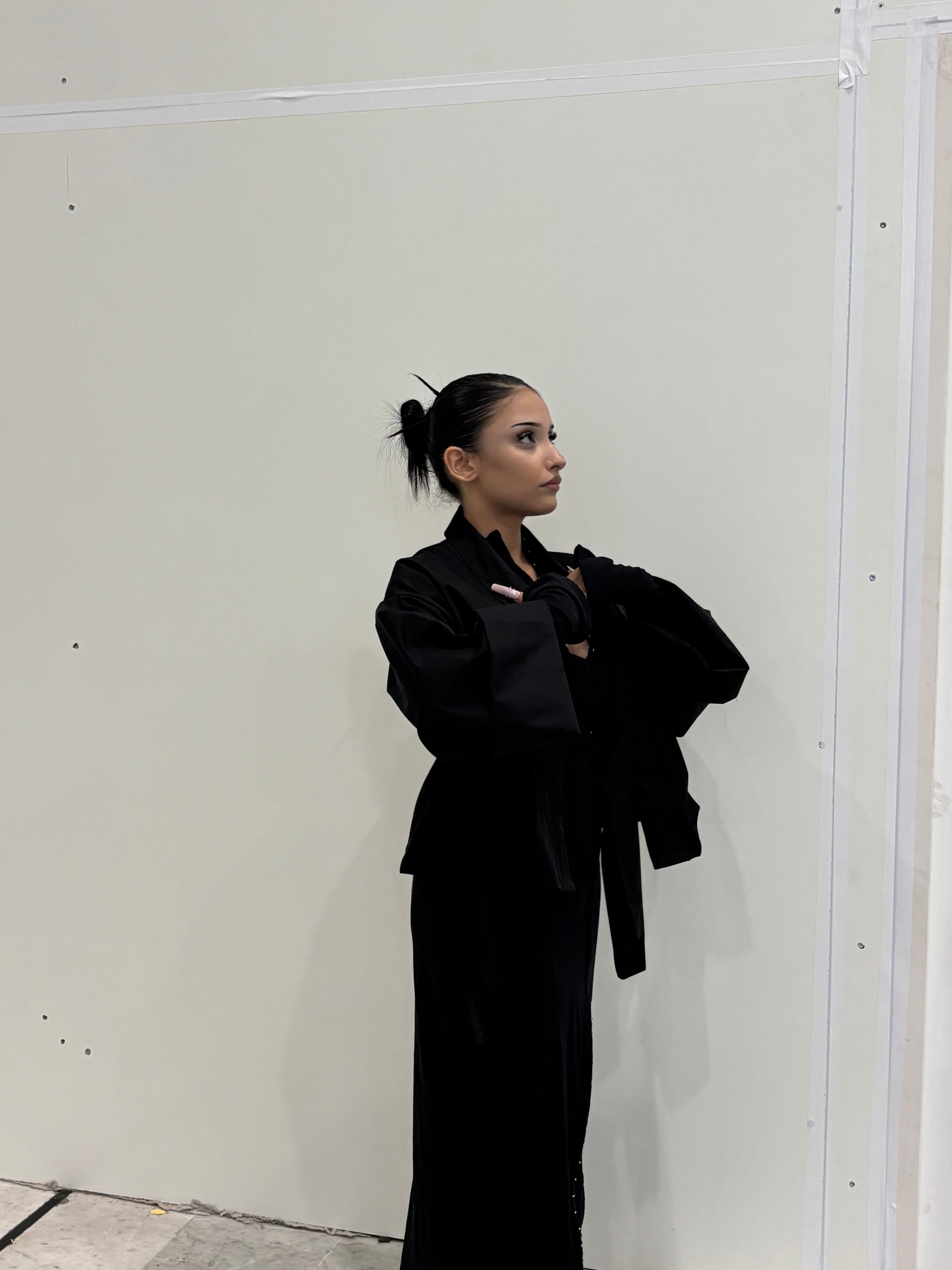 Veste Kimono noire KIORA - vue de profil complète, superposition tenue noire
