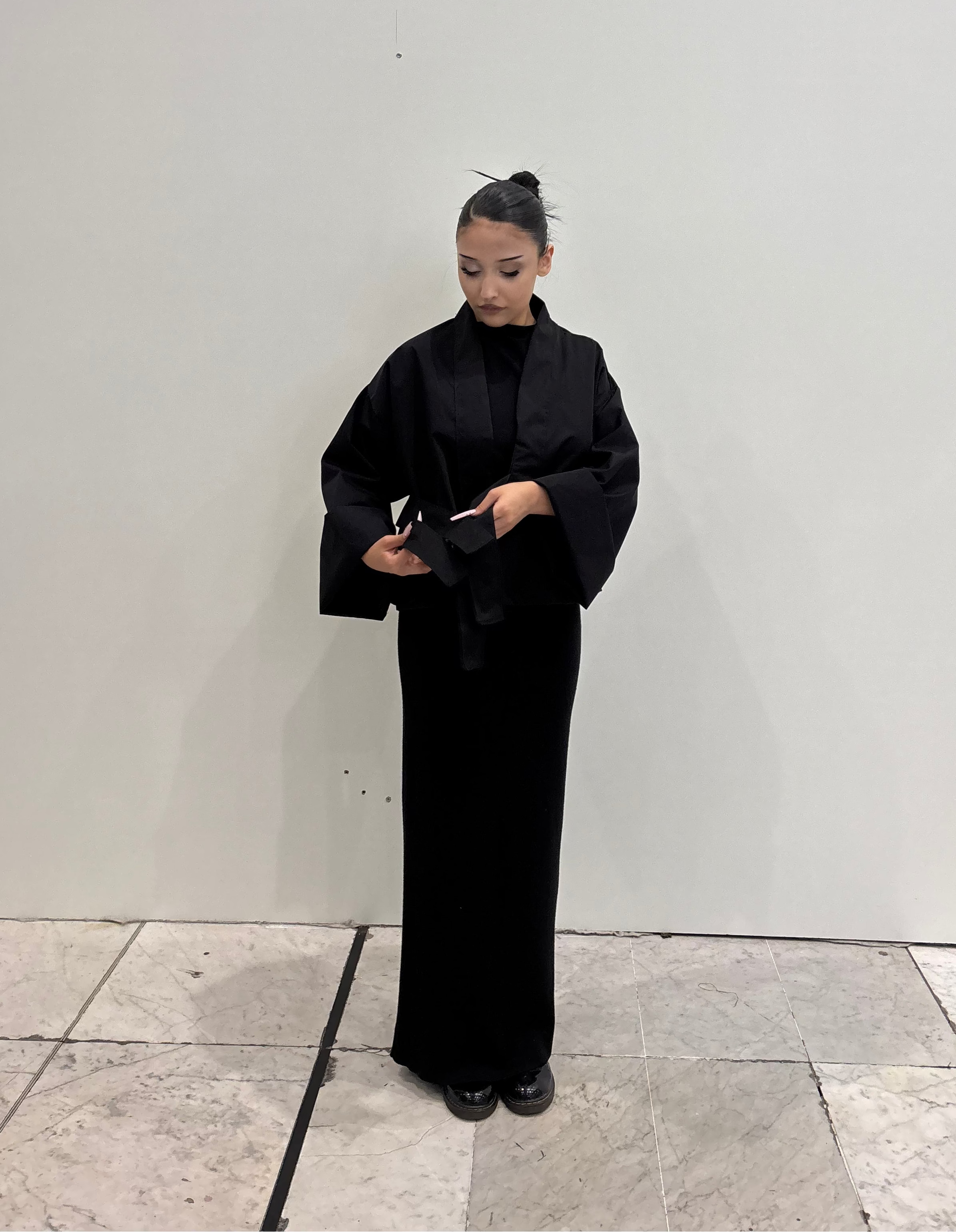 Veste Kimono noire KIORA - bandes nouées, détail tissu et coupe