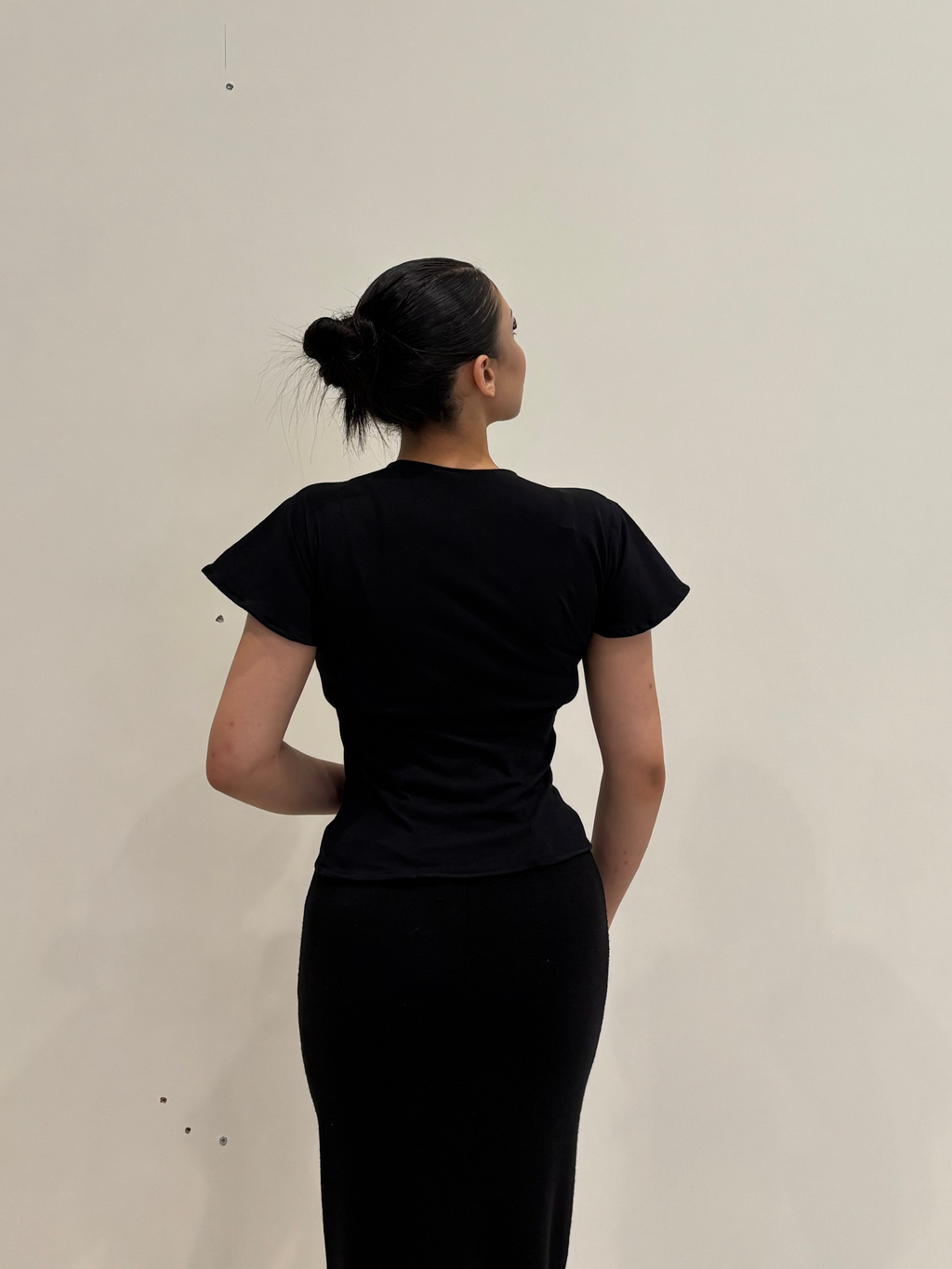 Top à crochets noir KIORA - vue trois quarts dos, détail dos ouvert
