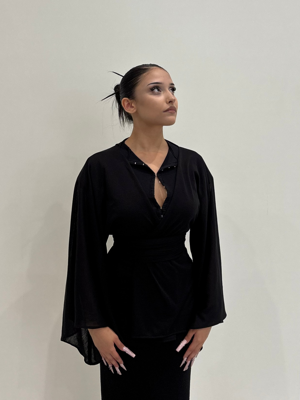 Kimono transparent noir KIORA - vue de profil, tissu voilé manches amples