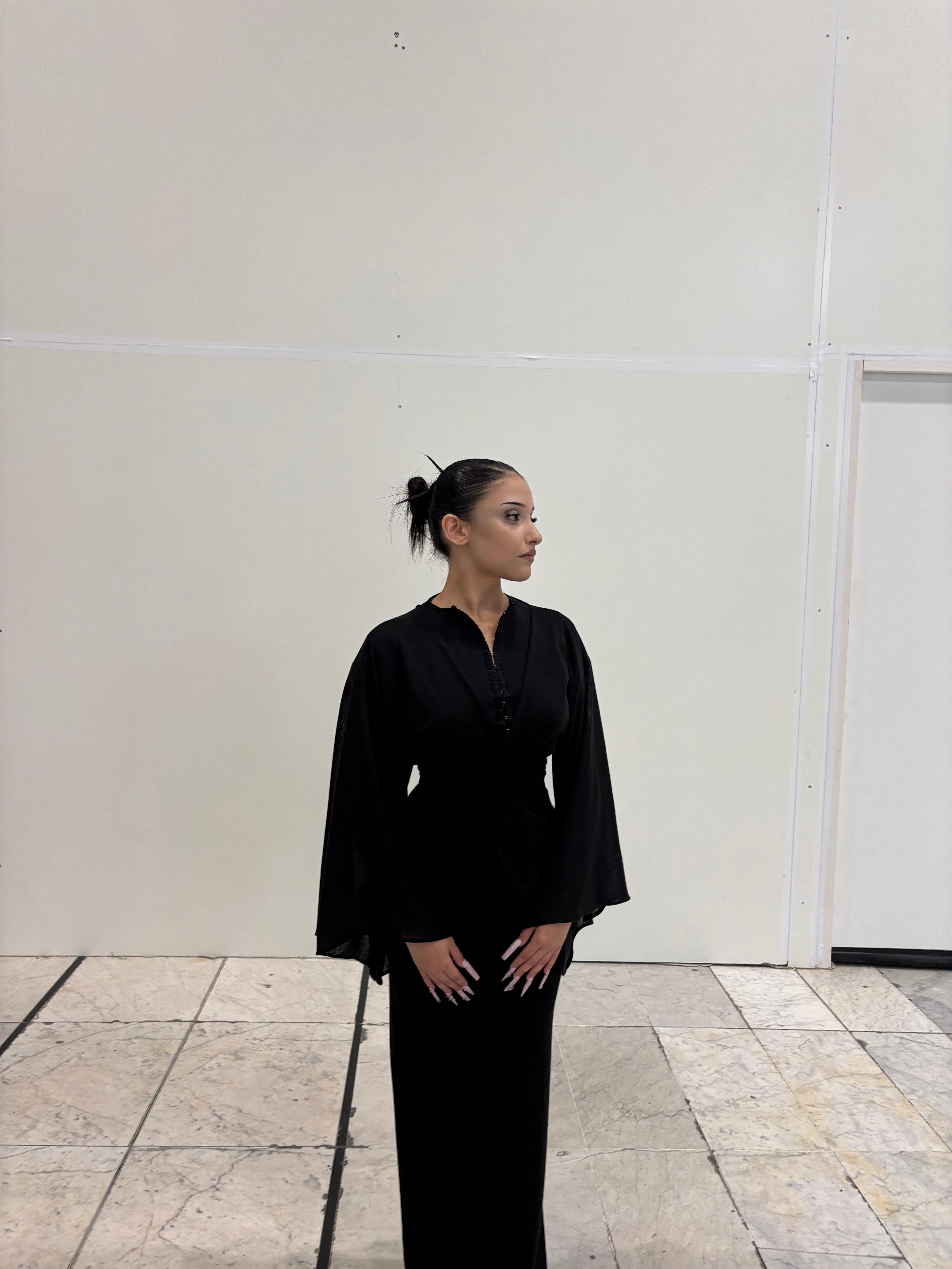 Kimono transparent noir KIORA - look bue de face manches chauve-souris