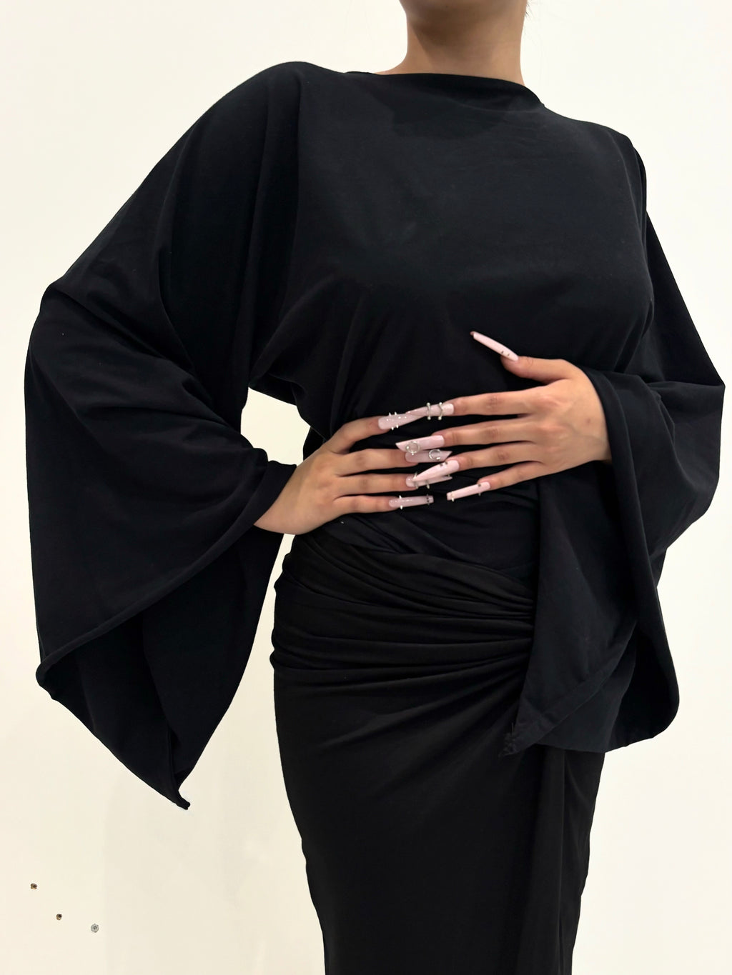 Kimono opaque noir KIORA - look manches très évasées, porté à l'envers