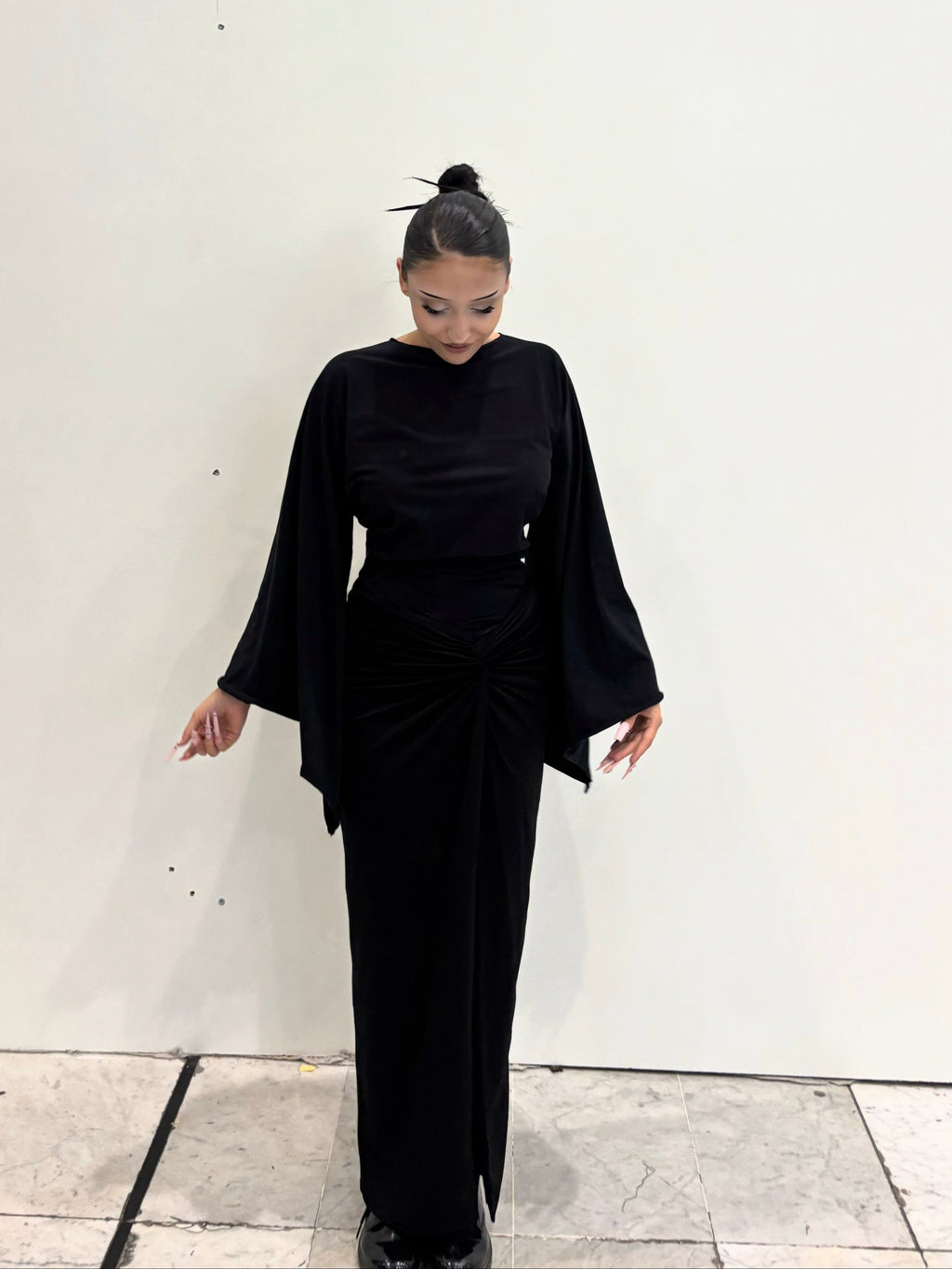 Kimono opaque noir KIORA - look kimono porté sur l'envers top opaque