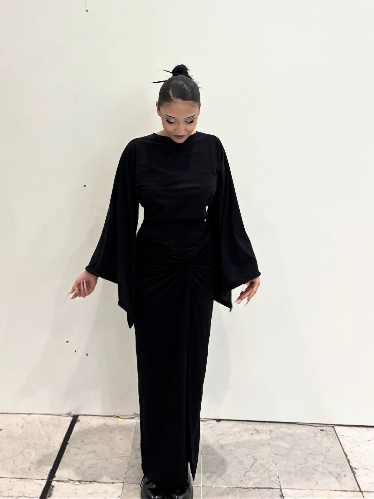 Kimono opaque noir KIORA - look kimono porté sur l'envers top opaque