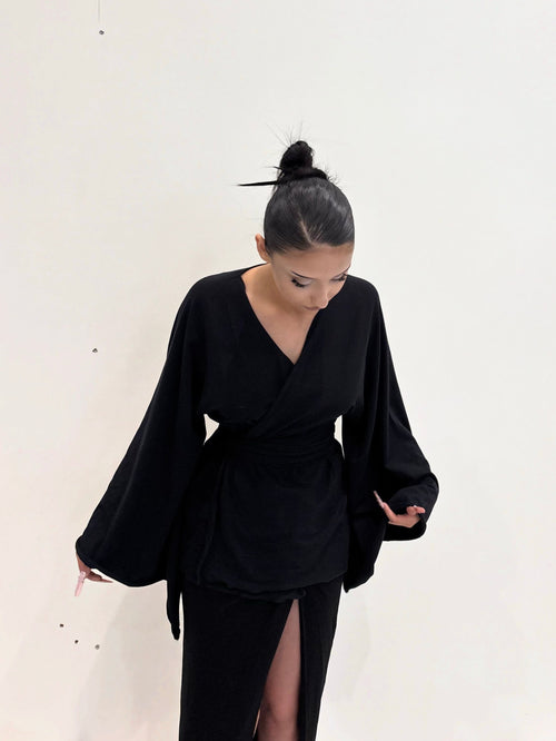 Kimono opaque noir KIORA - vue de face, manches amples et ceinture nouée
