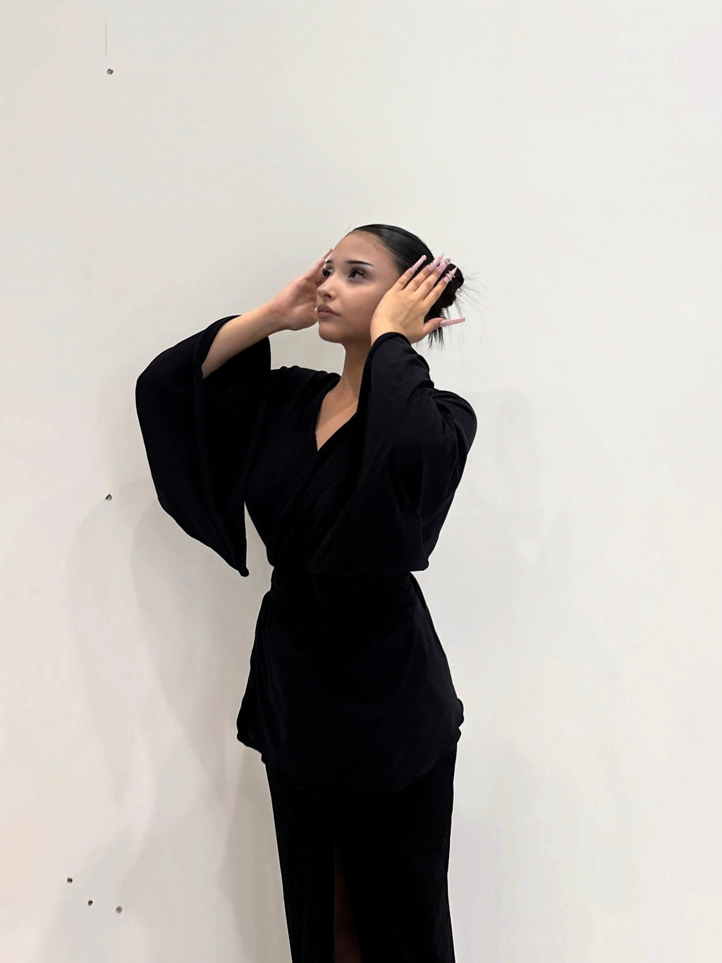 Kimono opaque noir KIORA - vue trois quarts, manches fluides oversize