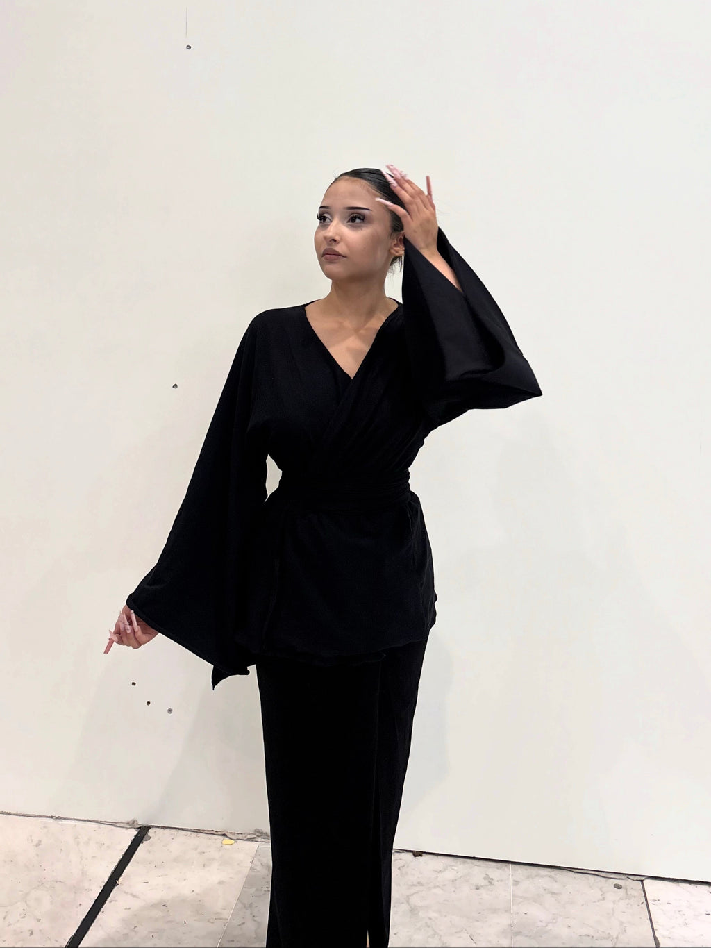 Kimono opaque noir KIORA - détail col croisé et décolleté en V