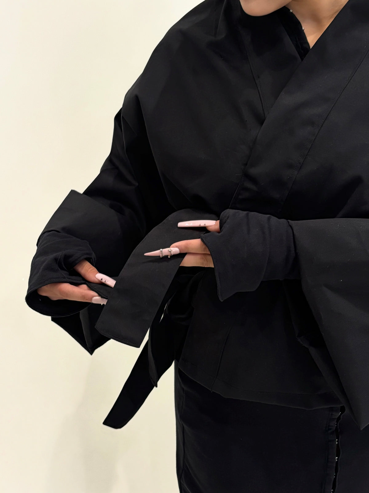 Veste Kimono noire KIORA - vue face détail, épaules tombantes