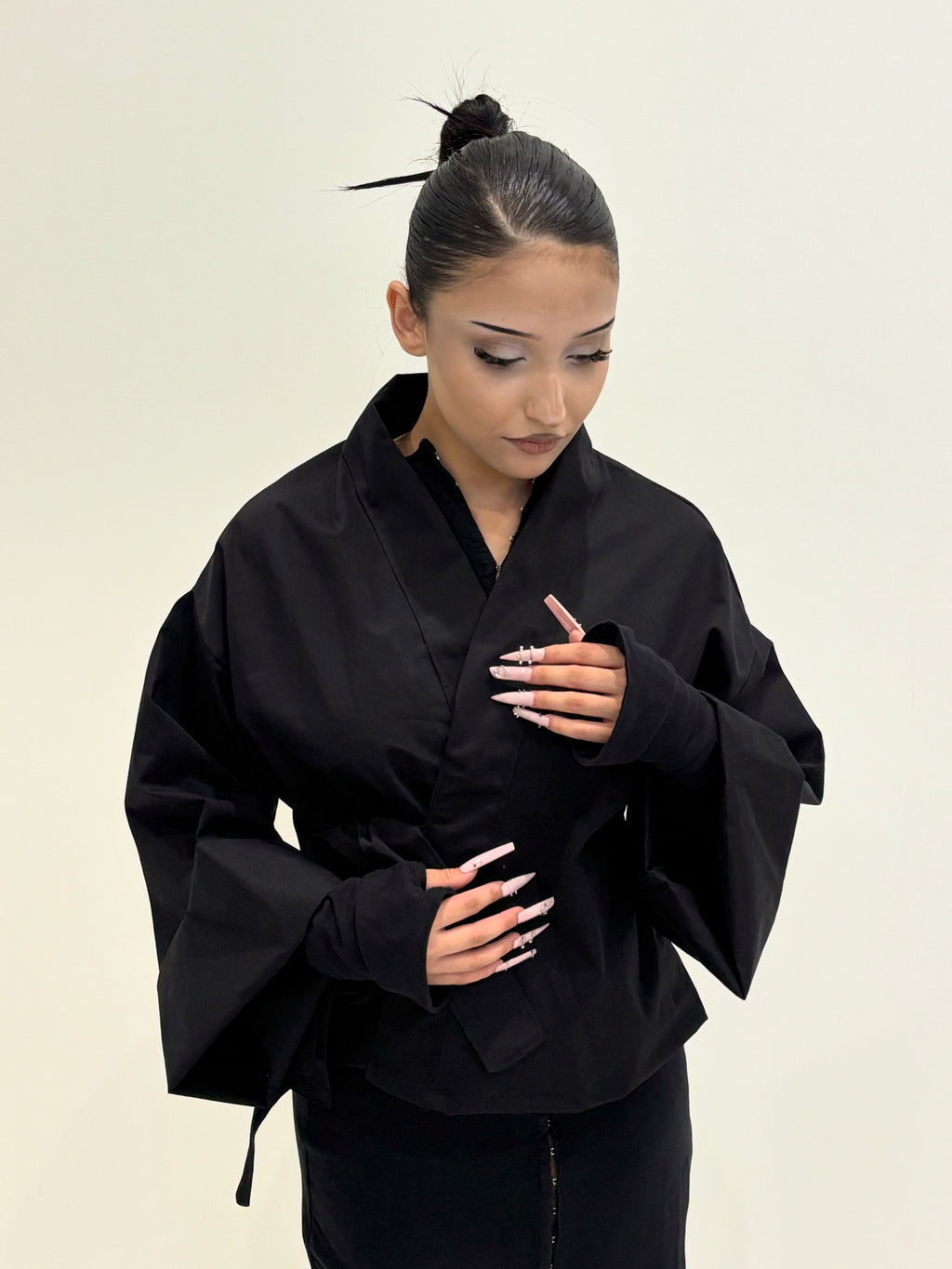 Veste Kimono noire KIORA - silhouette complète, col kimono ouvert