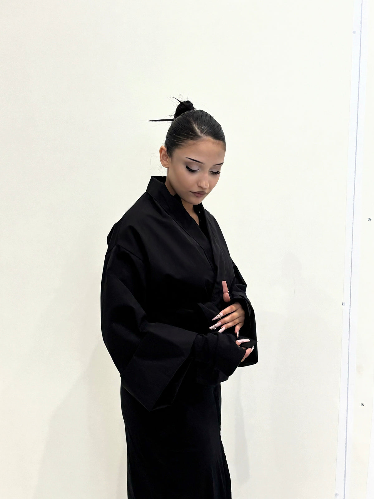 Veste Kimono noire KIORA - vue de profil manches amples, poignets retroussés