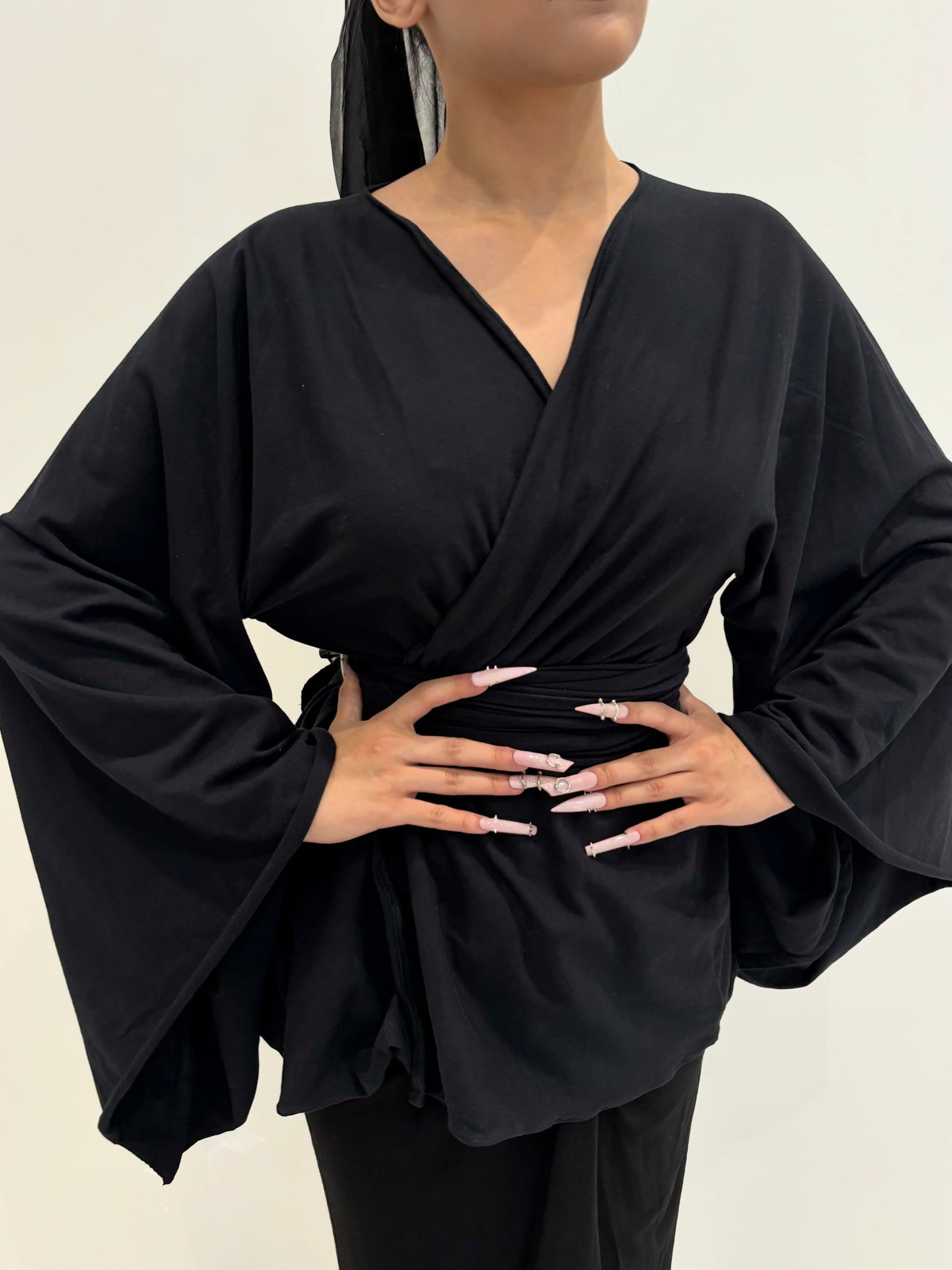 Kimono opaque noir KIORA - vue face, manches longues tombantes