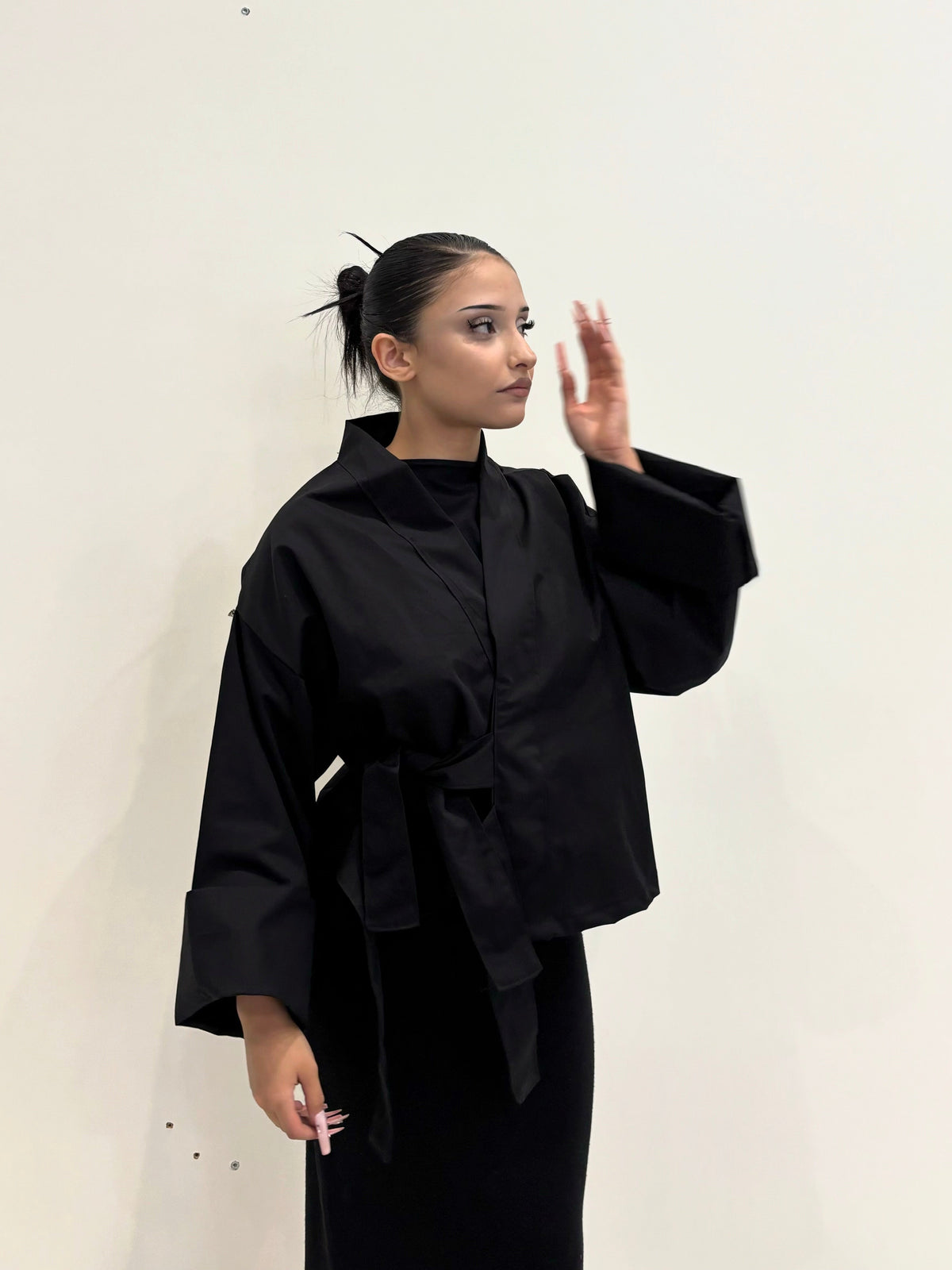 Veste Kimono noire KIORA - vue de profil, coupe structurée oversize nouée