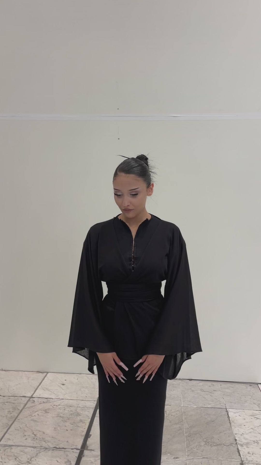 Kimono transparent noir KIORA - vue de face, tissu voilé manches amples